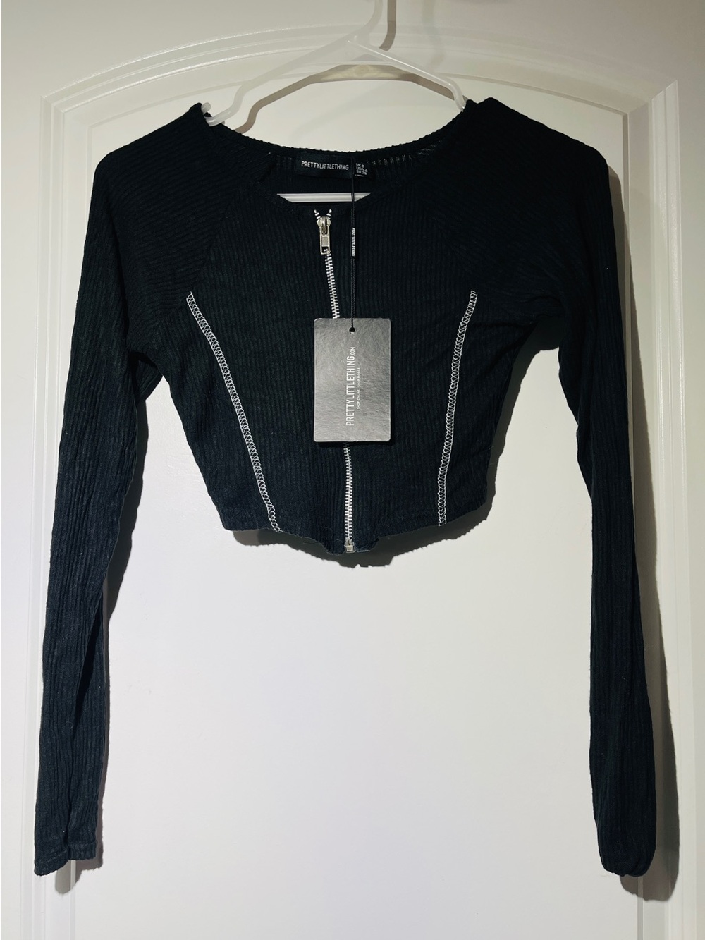 PrettyLittleThing Black Ribbed Zip-Up Long Sleeve Crop Top with Contrast Stitch